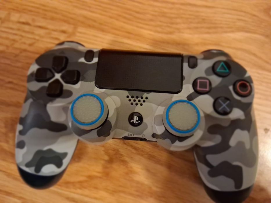 Konsola Ps4 slim +dwa pady +ładowarka +słuchawki.