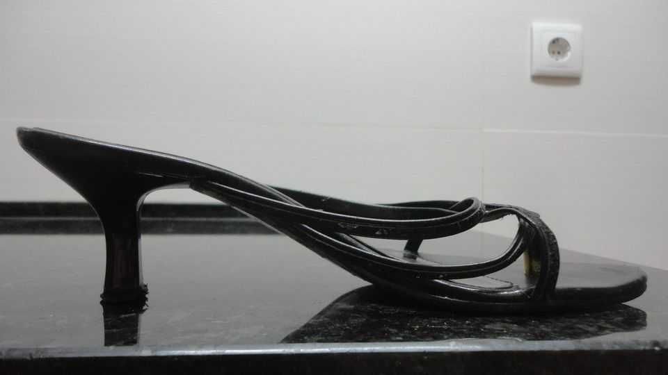 Sandálias de senhora pretas Segue...