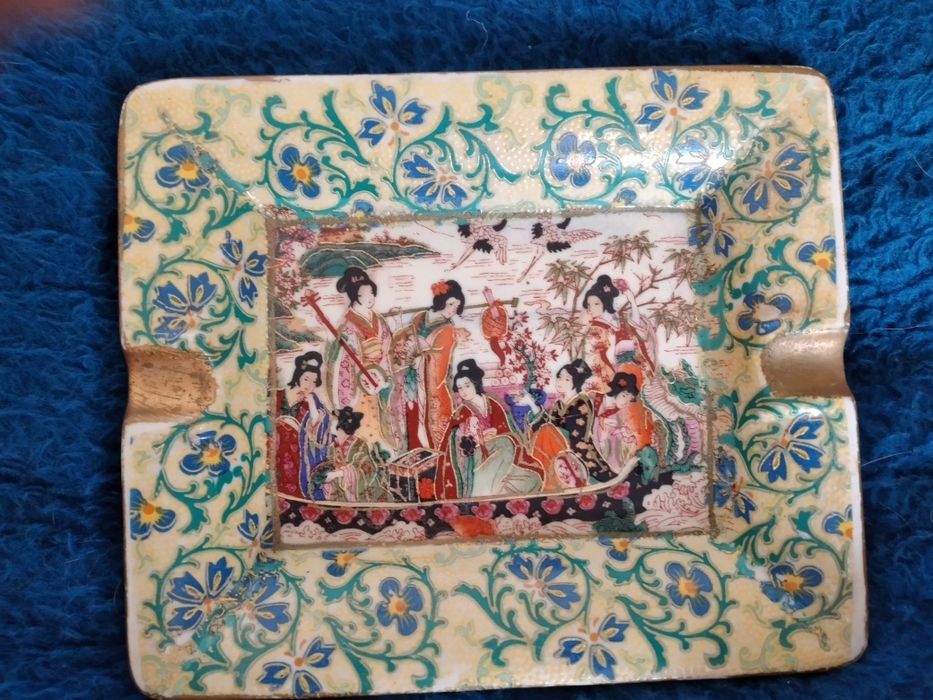 Cinzeiro com motivos orientais