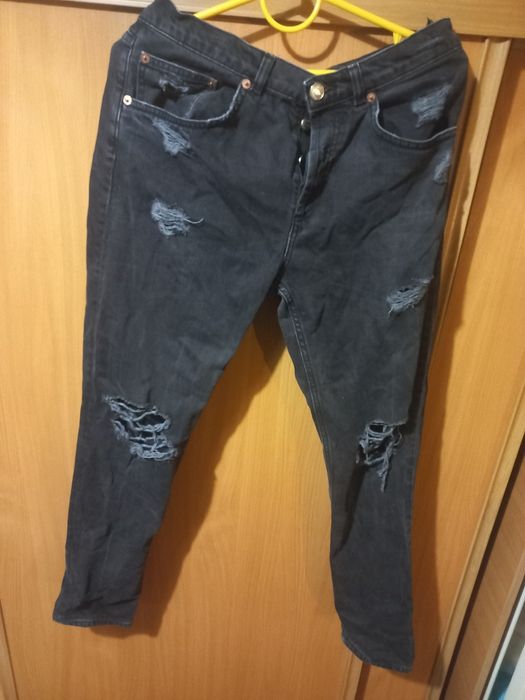 Подростковые либо мужские джинсы с дырками