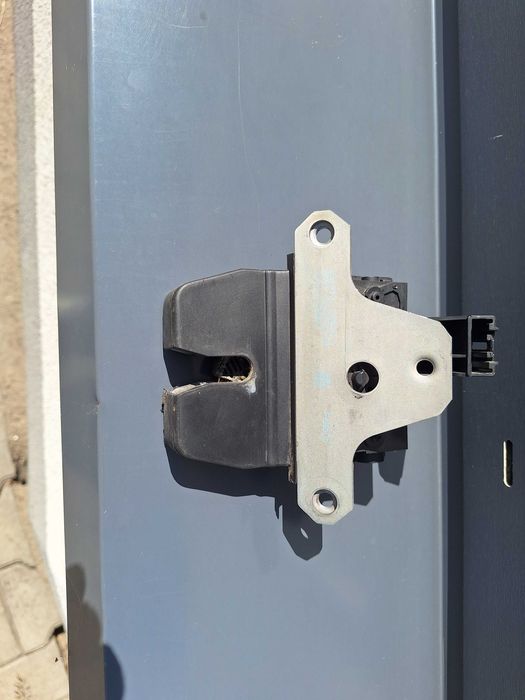 Zamek Tylnej Klapy Bagażnika Ford Focus MK3
