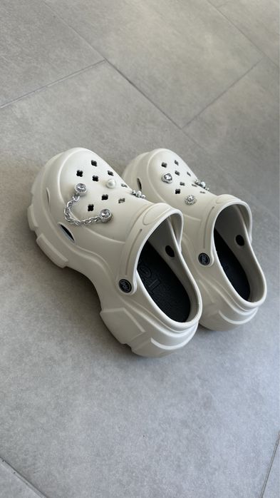 Крокси на платформі