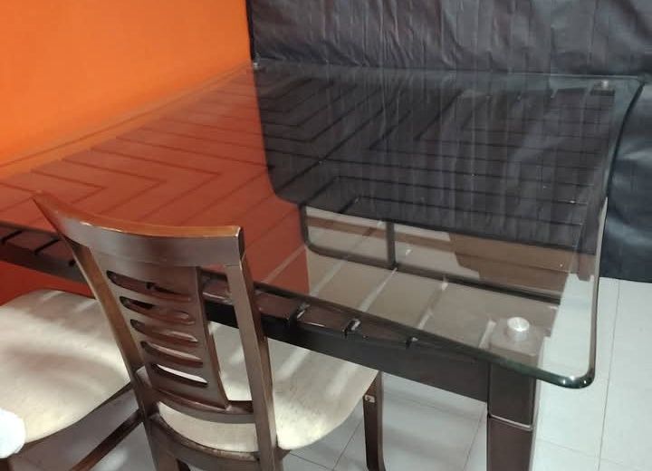 Belíssima mesa em madeira maciça , tampo côncavo com vidro de 1 cm
Medidas 160/160cm.