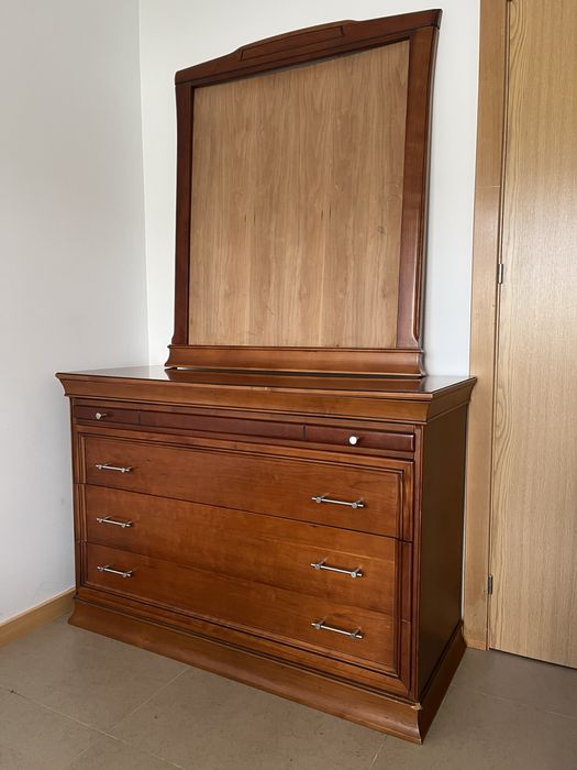 Cómoda com estrutura de espelho em madeira