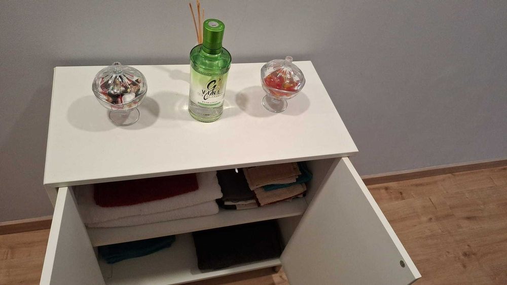 Armario branco para tolhas/copos/cereais