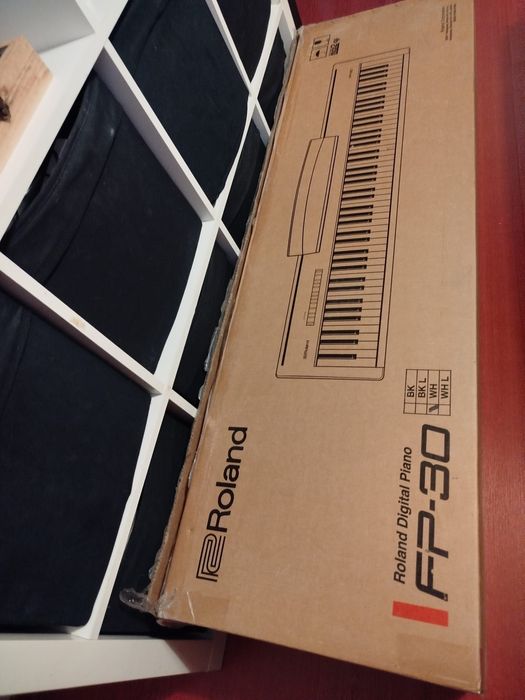 Piano digital, suporte, tripé e conjunto de som