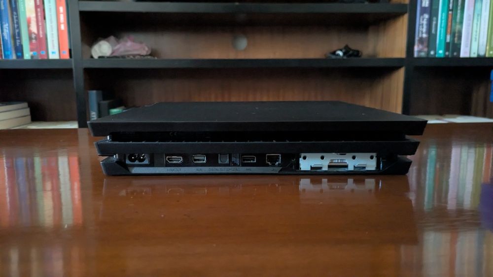 PS4 Pro 1TB + 9 jogos + 2 comandos para reparação