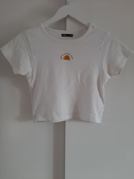 Crop top koszulka damska biała z haftem Sinsay