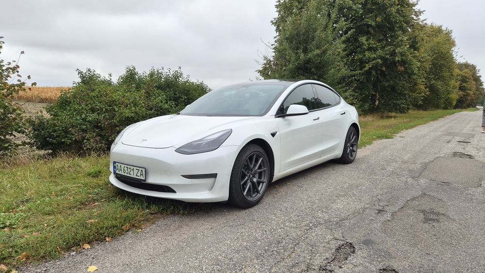 Tesla model 3 2021 року