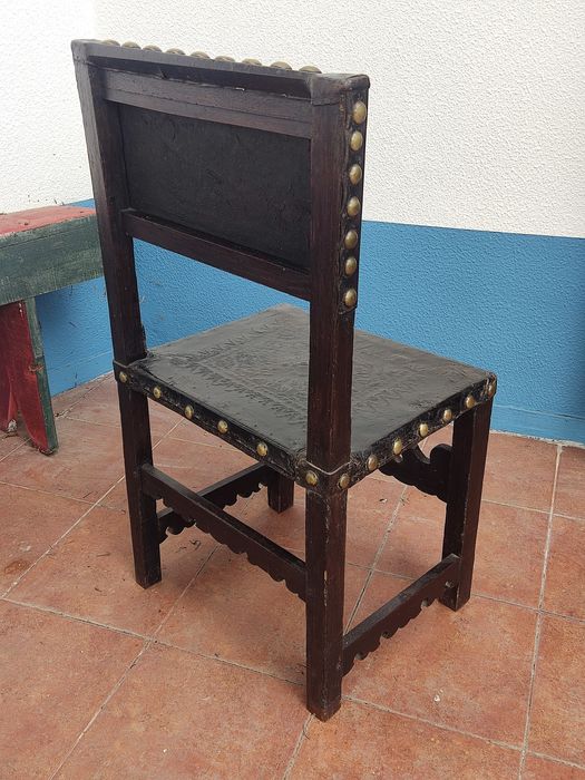 Cadeira antiga, em couro Sec.XVII