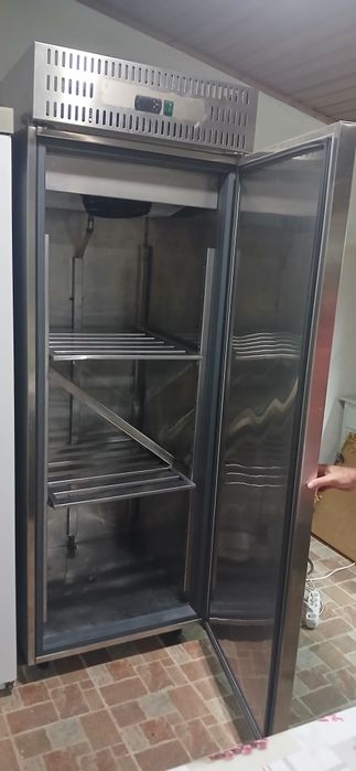 Entrega 2 Frigorificos inox para restauração  a funcionar, ler descrição do anúncio.