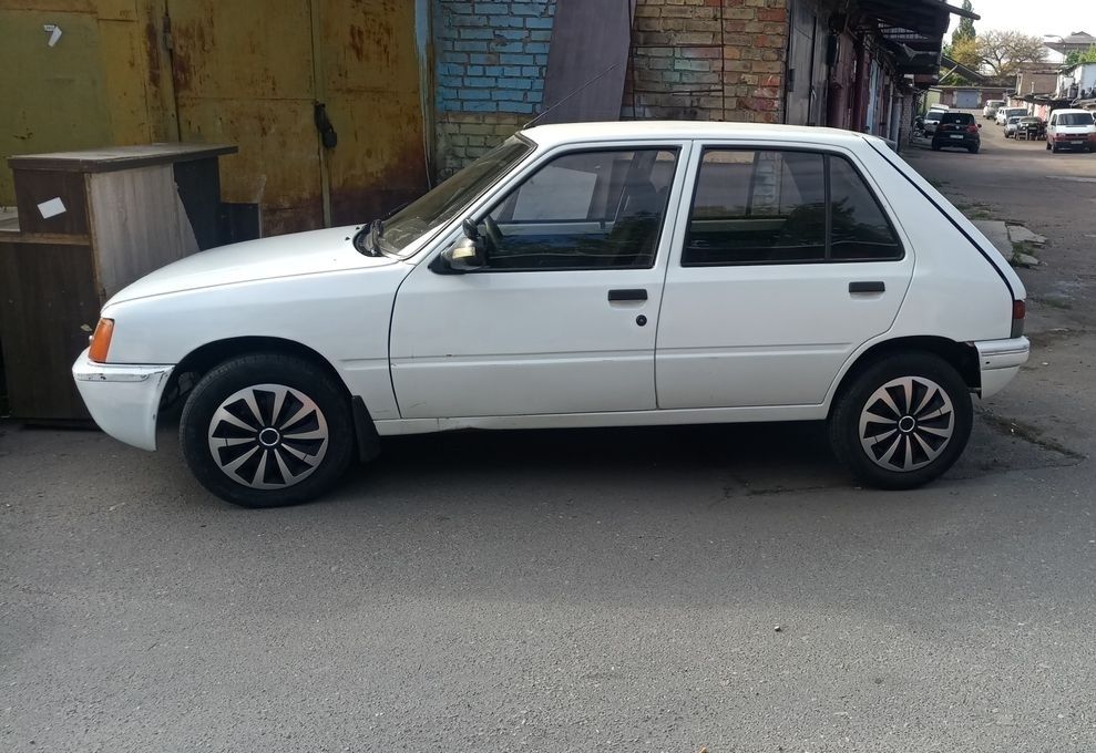 пежо~205~дизель,не гнилой,мотор шепчет,новое сцепление,ходовая ок.