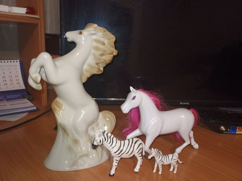 Фарфорова статуєтуа кіні і пласмасові