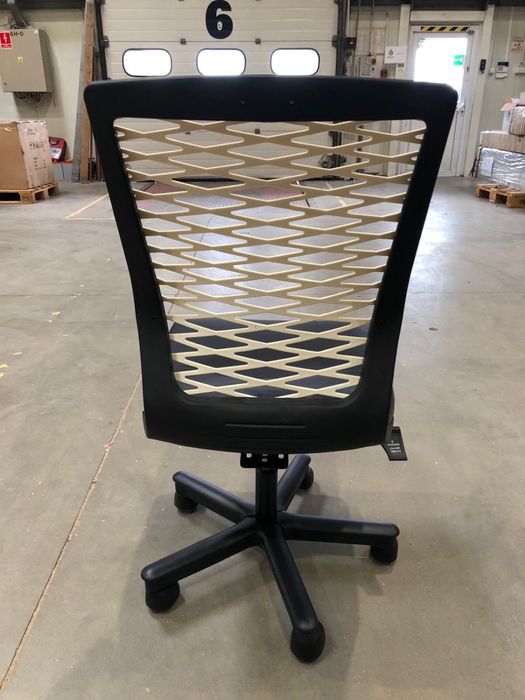 Stylowy kremowyfotel biurowy, eko skóra, -50%, outlet, ostatnie sztuki