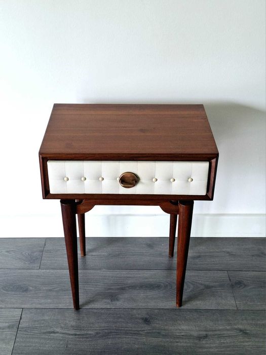 Mesa de cabeceira vintage. Vintage bedside table