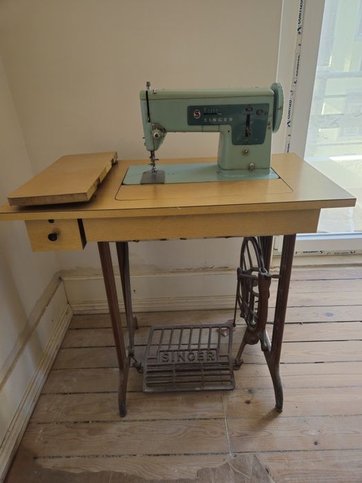 Máquina de cultura Singer com mesa