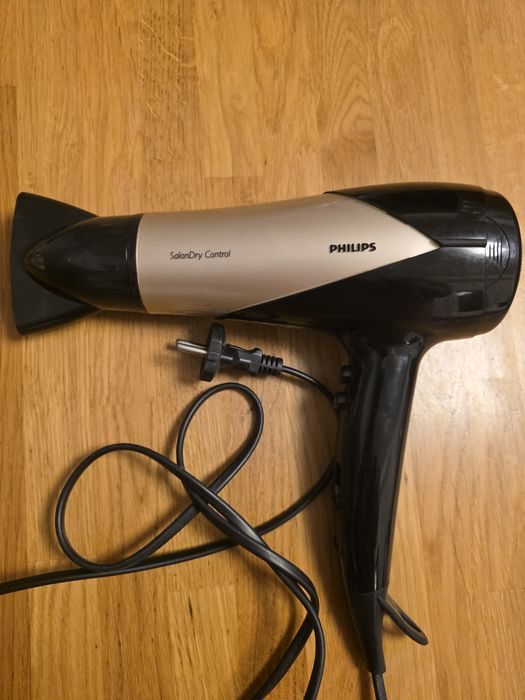 Професійний фен Philips HP8182 SalonDry Control потужністю 2000 Вт.

•