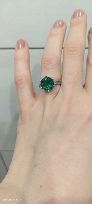 Кольцо женское с зелёным камнем
