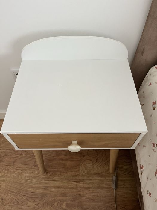 Mesinha de cabeceira criança