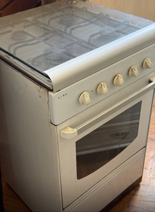 Fogao de 4 queimadores a gaz butano.