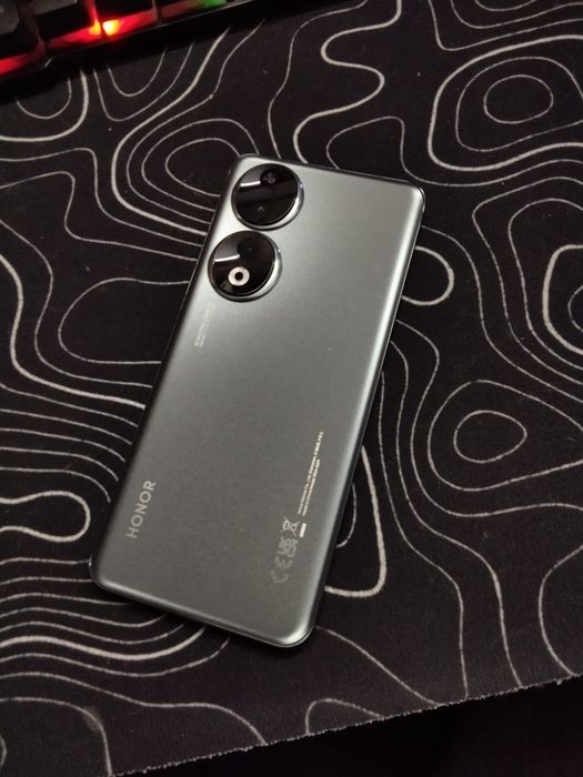 Honor 90 emerald green