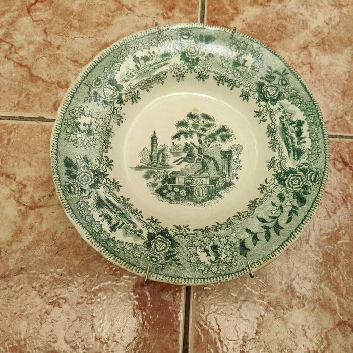 Pratos antigos da Real Fábrica de Sacavém