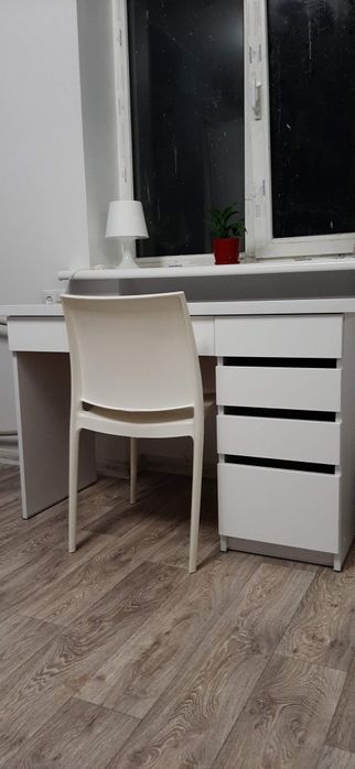 Письмовий стіл з ідеальним рішенням