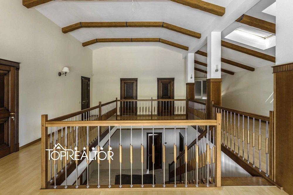 Сучасний заміський котедж із басейном у селищі Високий