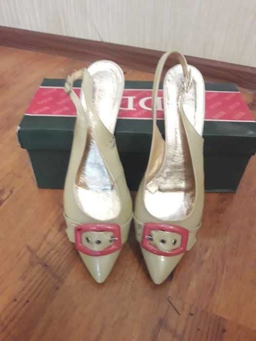 Женские босоножки Laura Galliano