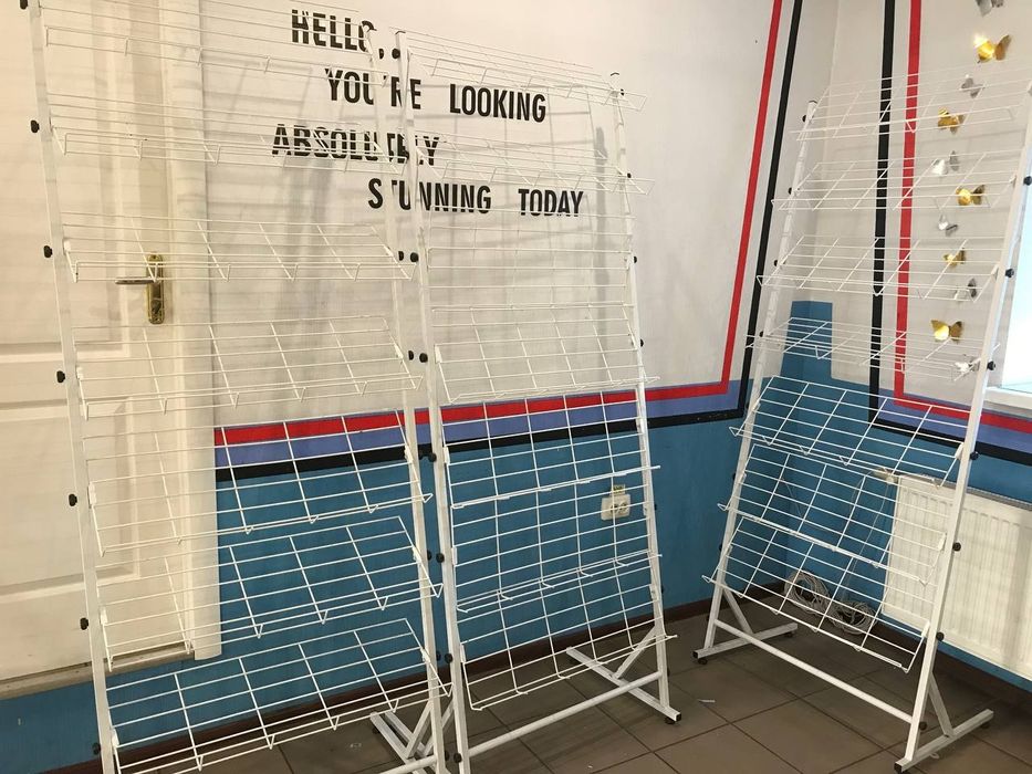 Стійки для одягу, стелажі для взуття, вішалки, маникени, тремпеля.