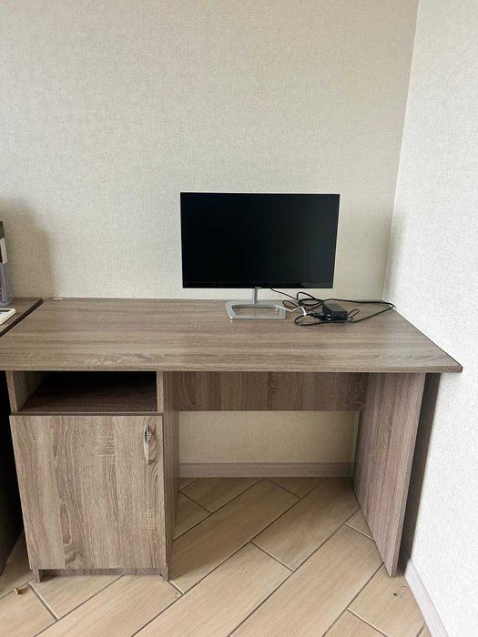 Письмовий стіл з тумбою