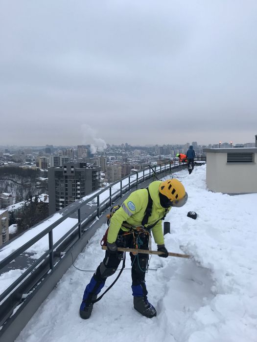 Чистка сніг бурульки прибрати сніг снег Киев
