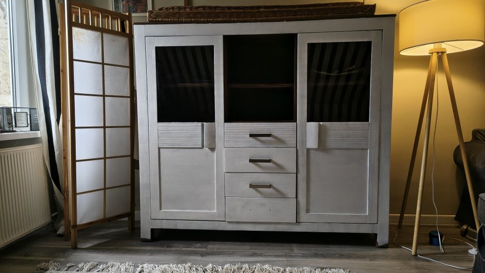 Masywny drewniany kredens