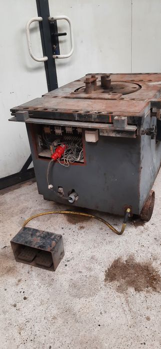 Mechaniczna giętarka do prętów