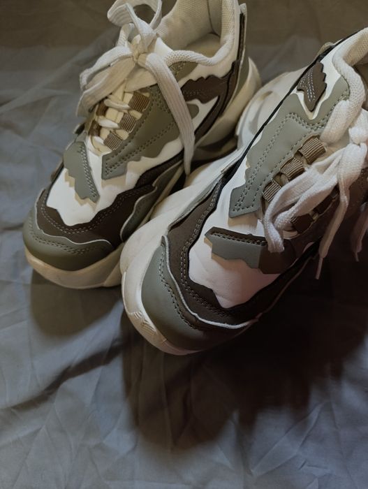 Продам майже нові кросівки