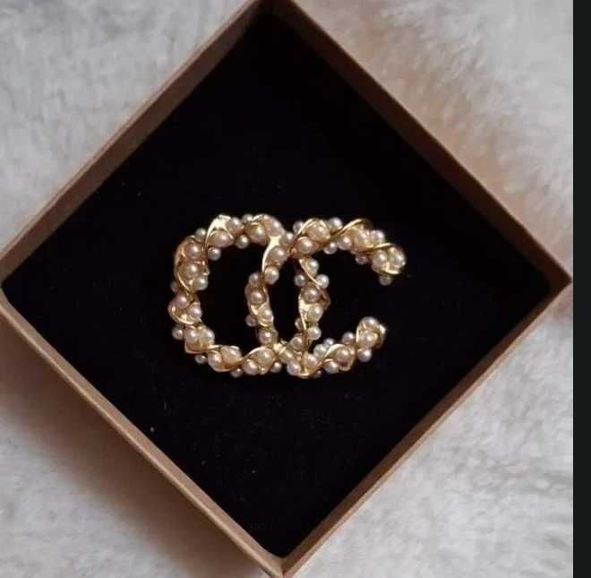 Elegancka broszka perełkowa, złoty kolor – styl klasyczny, old money