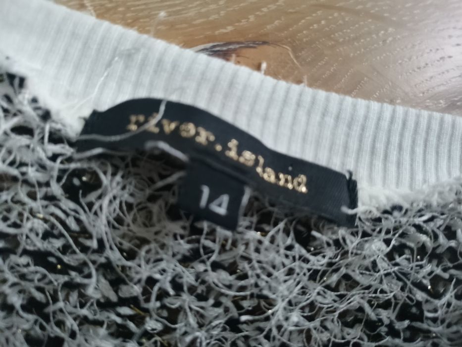 Sweterek czarno biały ze złotą nitką