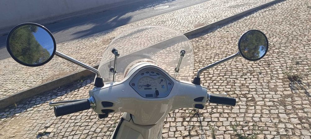 Vespa LX 125 I.E Branca