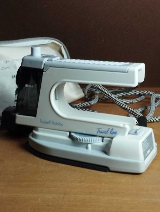 Ferro Engomar de Viagem Russell Hobbs