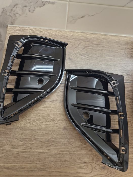 Решітки протитуманної фари (глянцеві) VW ID4  11G807820A, 11G807819A