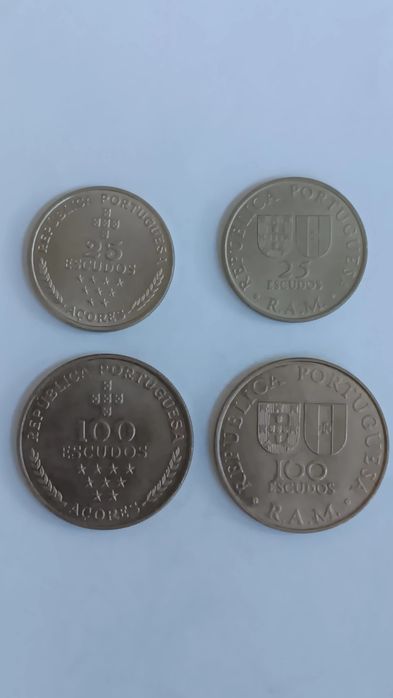 2 conjuntos de moedas de 25 e de 100 escudos