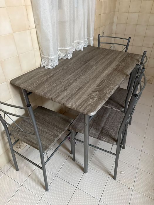Mesa de Jantar com Cadeiras