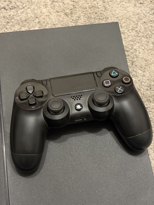 Vendo Playstation 4 com comando preto