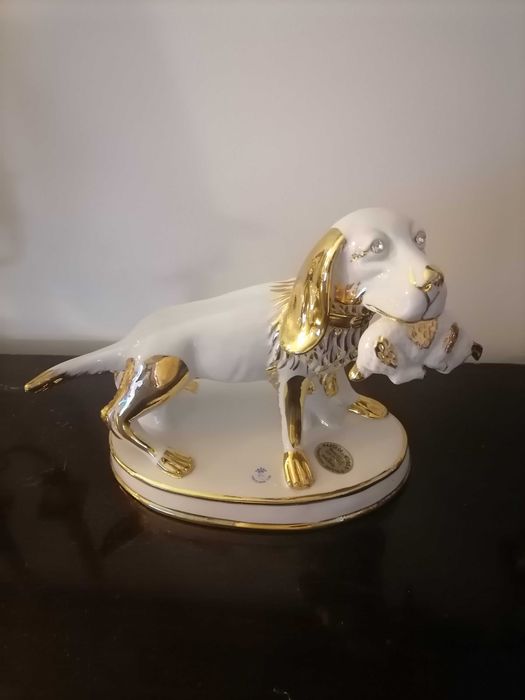 Cão de caça em pasta de Limoge e olhos de Swarovski
