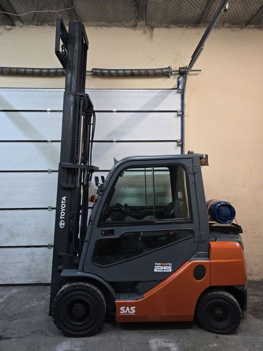 Навантажувач вилковий, газовий 2.5 тонни,
Toyota 02-8FGF25