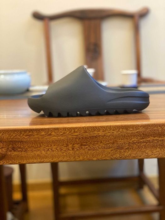 Czarne kapcie Adidas Yeezy 37