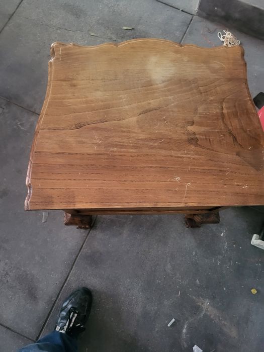 Mesa de cabeceira em castanho antiga