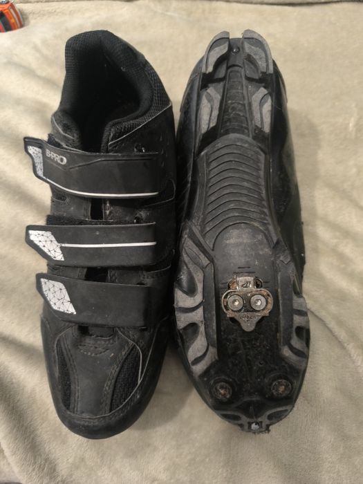 Conjunto BTT — Capacete Giro + Sapatos de Encaixe (Quase Novos)