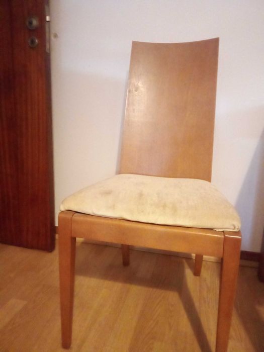 Mesa de jantar extensível em faia e 4 cadeiras . Comprimento: 1.63 cm, Largura: 91cm, Altura: 74cm. Duas cadeiras em estado aceitável.