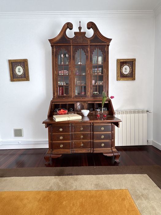 Escrevaninha antiga bem conservada